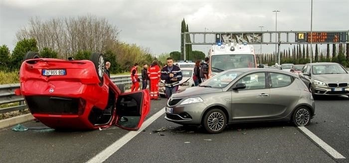 Падение на припаркованный автомобиль