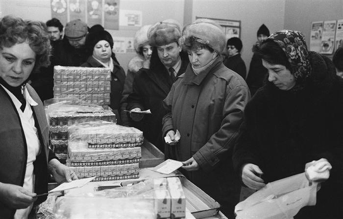 Хвост детского питания на молочной кухне в Москве, 1992 год.